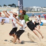 Confrontation pour attraper le disque avec un plongeon