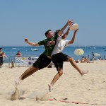 Confrontation pour attraper le disque avec un plongeon